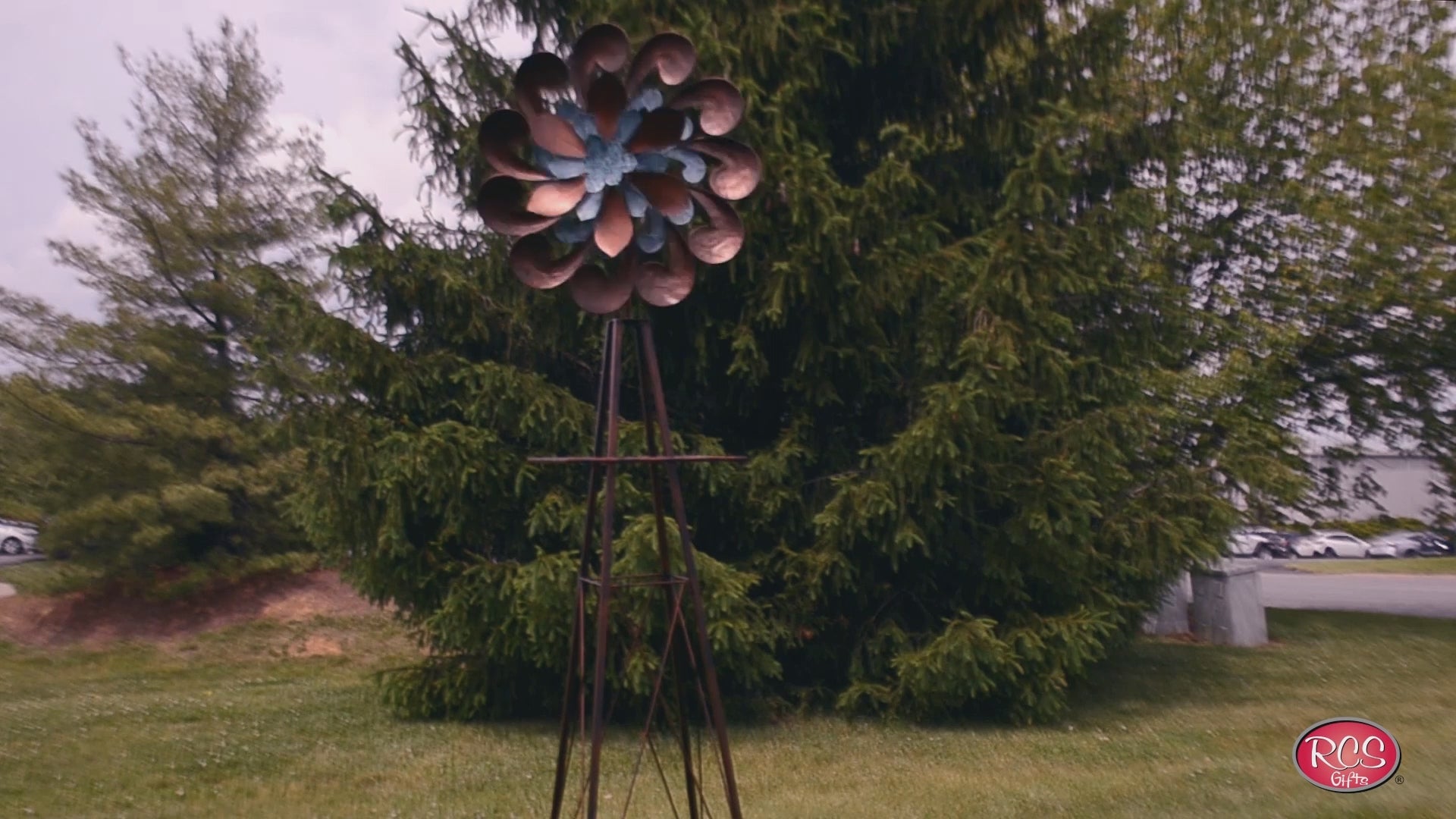 Video of the Garden windmill spinning in a garden